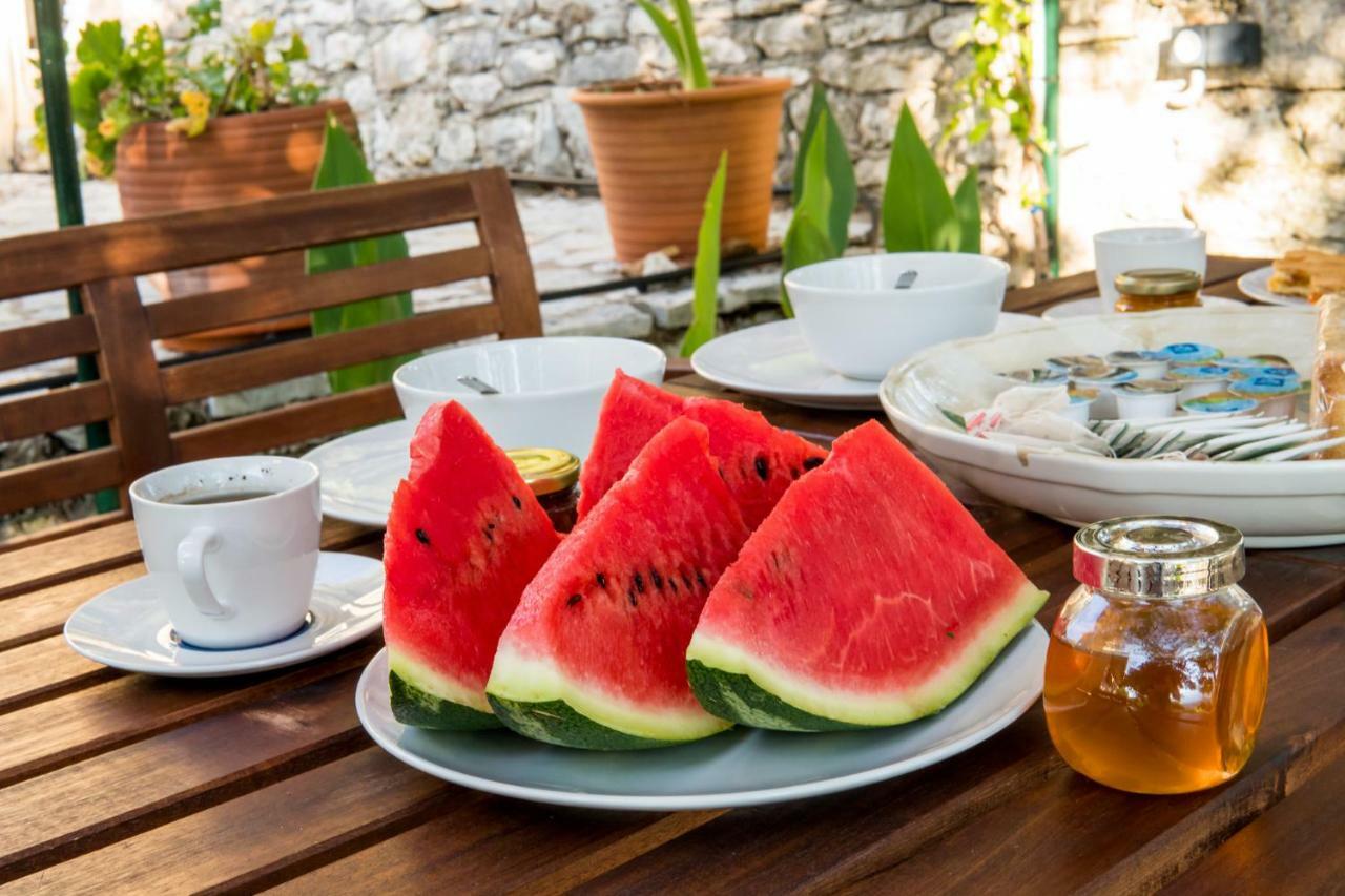 Almond Trees Cottage Divarata Exterior foto